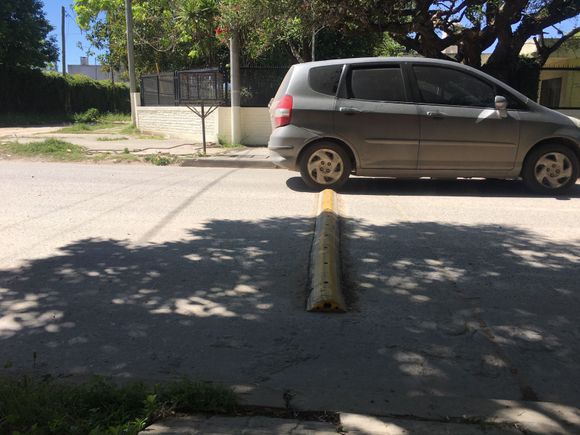 Reductores de velocidad frente al jardín Frutillitas: la mayoría de los vehículos cruzan de mano para esquivarlos