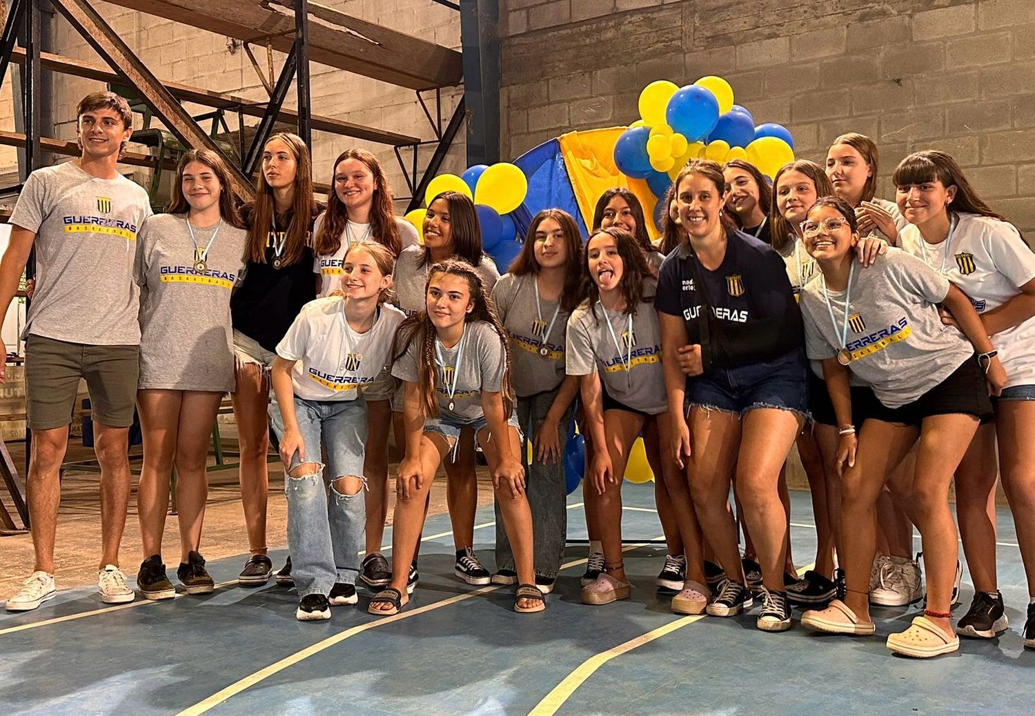 El equipo de básquet femenino “Las Guerreras” está compuesto por unas 70 jugadoras que van desde la categoría Mini Básquet hasta Primera División.