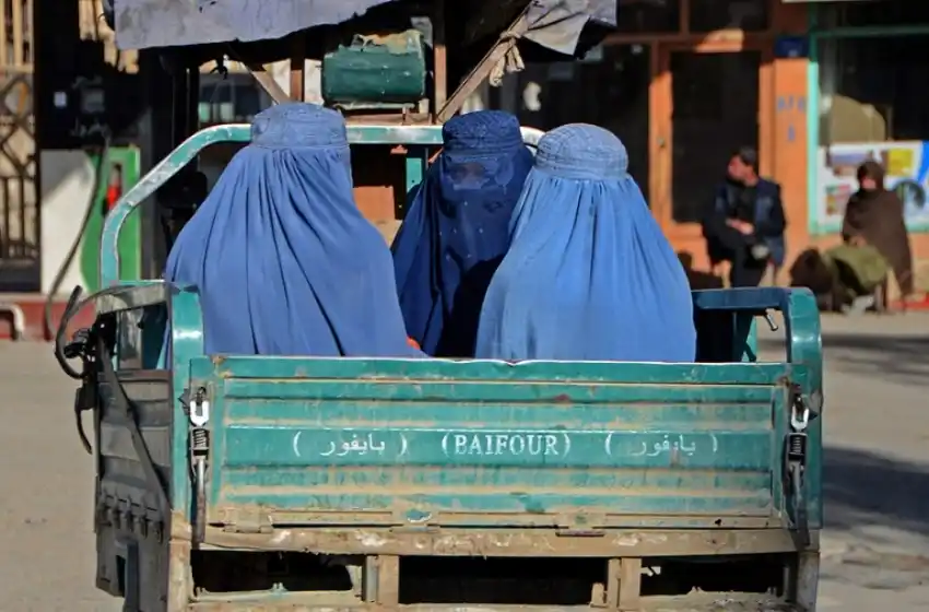 Los talibanes prohíben a las mujeres afganas viajar solas y sin velo en taxis