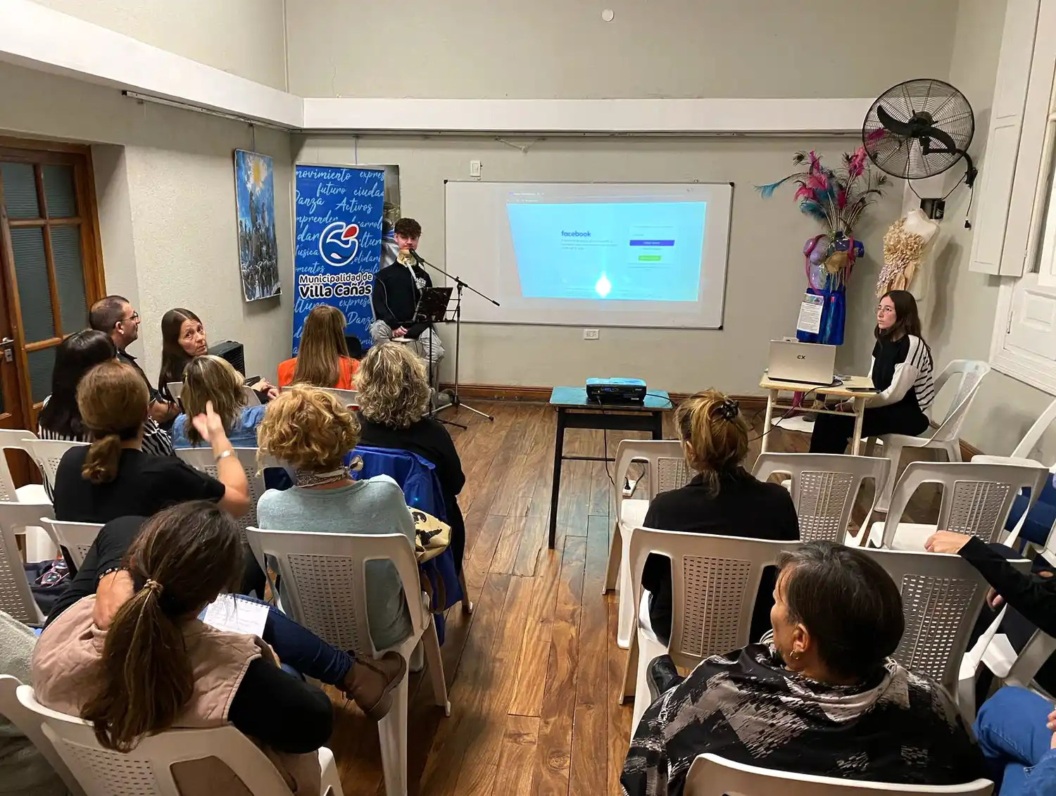 Buena concurrencia de público tuvo la charla.