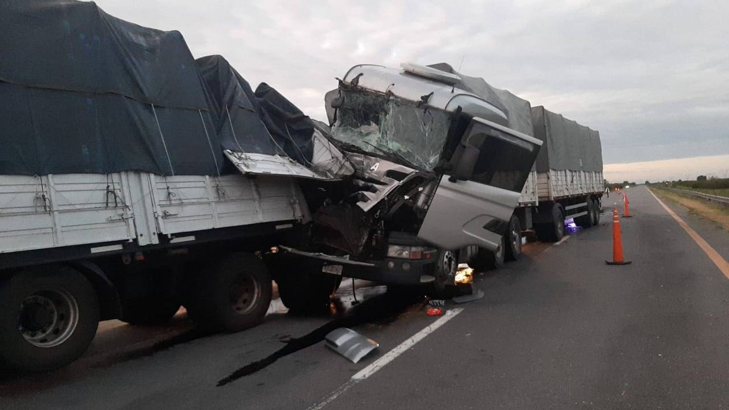 Fuerte choque entre dos camiones en el sur entrerriano