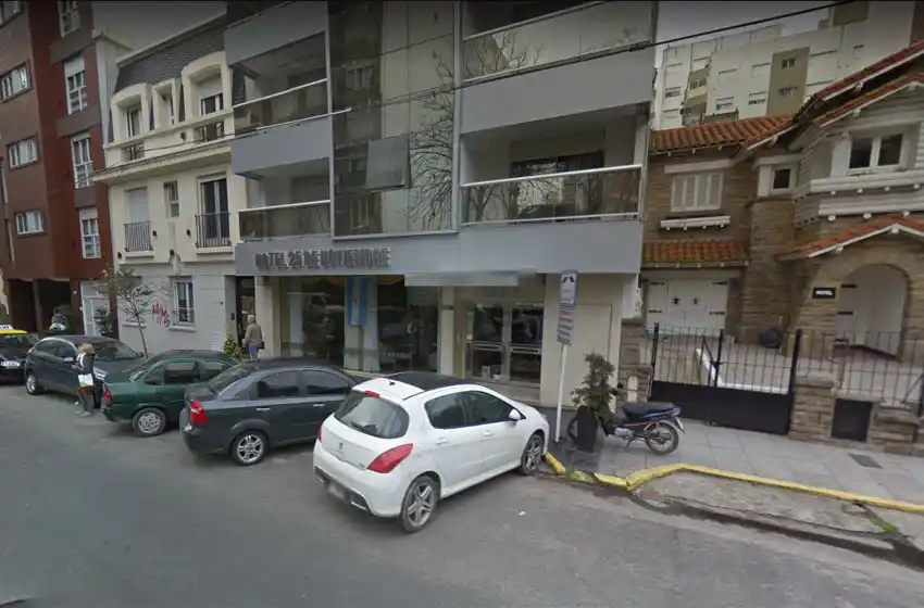 Se peleó con el conserje de un hotel y lo sacaron a bastonazos