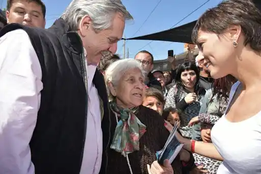Alberto Fernández encabeza acto en Bernal para presentar vademécum de medicamentos para jubilados