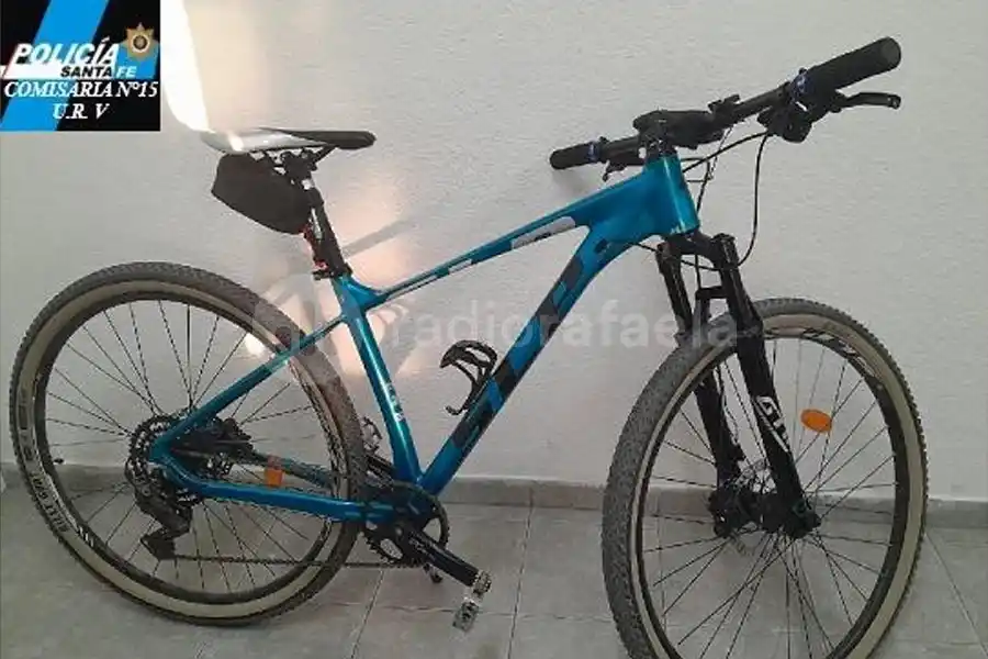 Se metió al patio de un establecimiento educativo y se llevó la bici de una docente