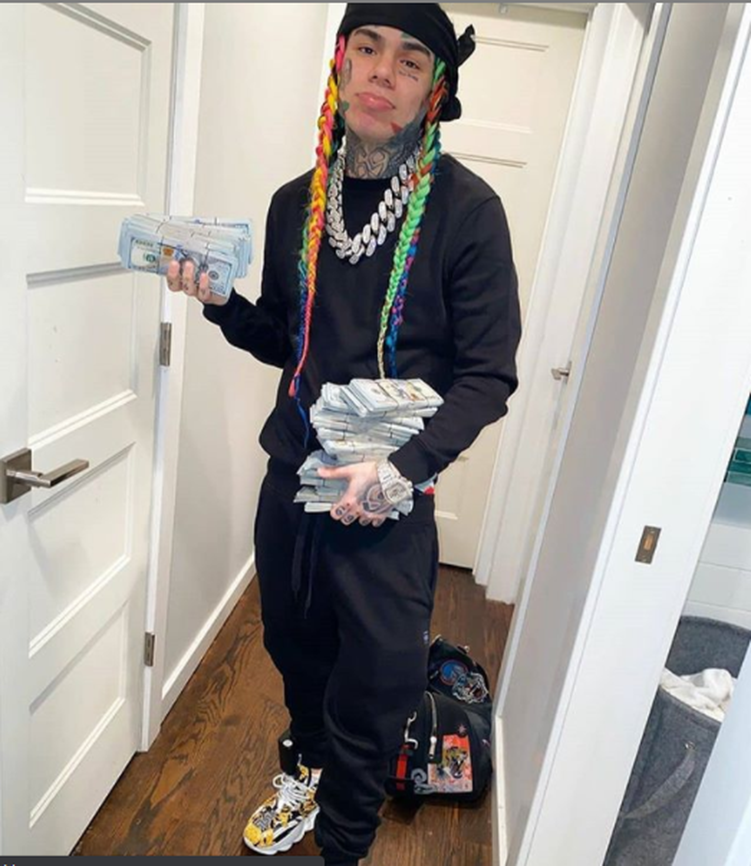 Tekashi 6ix9ine publica fotos con pacas de dinero que han llevado a su detractores a criticarlo. Foto: Instagram