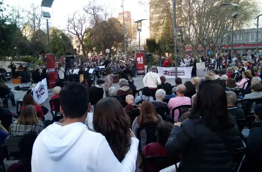 La banda sinfónica municipal brindó un concierto al aire libre