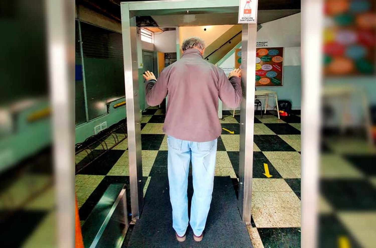 Una escuela municipal construyó su propio arco sanitizante