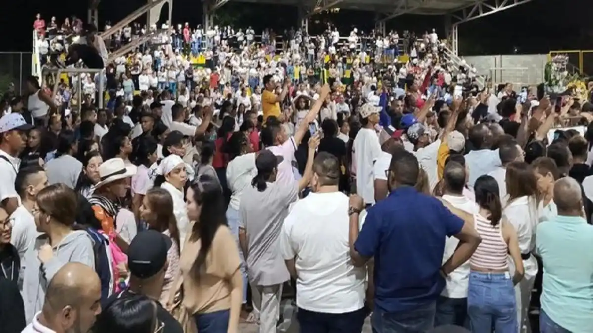 COLOMBIA INDIGNADA: miles acompañan el funeral de la pequeña Sofía Delgado