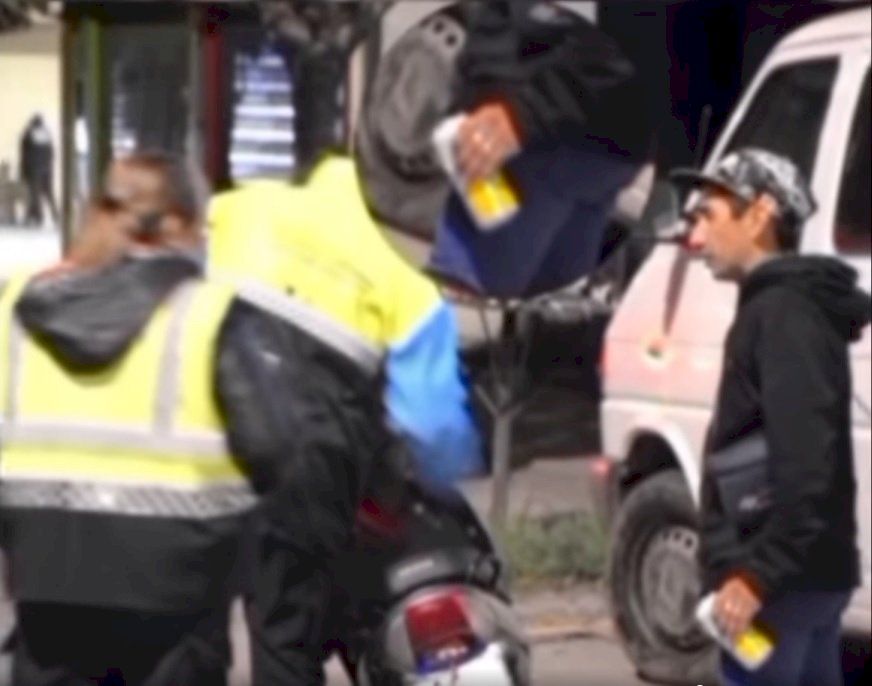 Insólito: Manejaba borracho en La Plata y le hicieron control de alcoholemia con una lata de cerveza en la mano