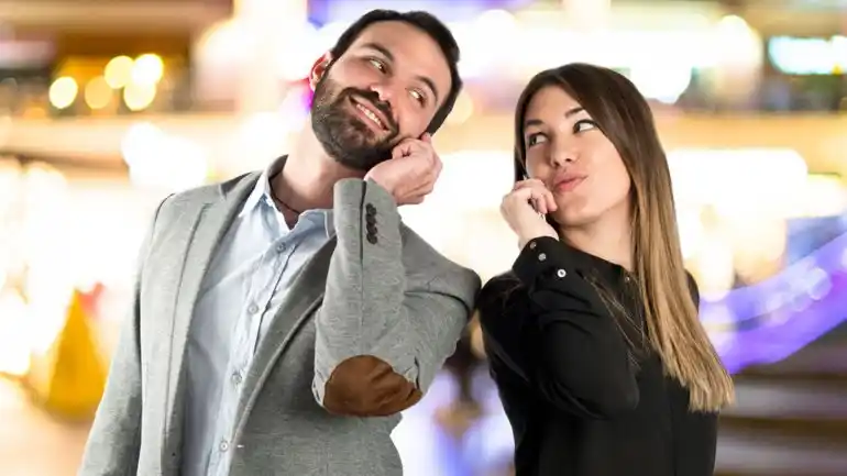 Las mujeres hablan más por teléfono que los hombres