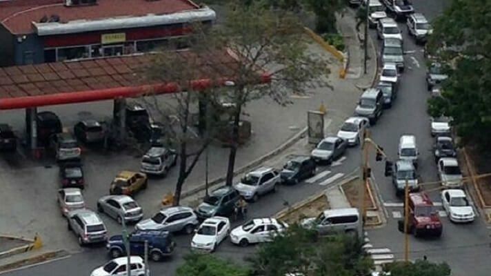 ¡CUENTO DE NUNCA ACABAR! Prevén que seguirán las colas por gasolina en el 2022