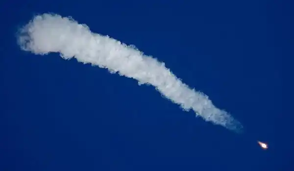 Una nave que llevaba a dos astronautas debió regresar de emergencia