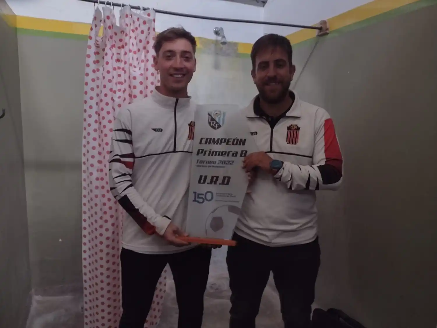 FOTO LA 95.3 El PF Francisco Liuzzi con el DT, el tandilense Marcos Schwindt. Defensores de Ayacucho fue campeón de la B en Rauch.