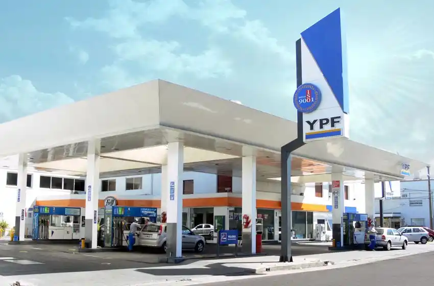 Desde hoy YPF rebaja los precios de los combustibles