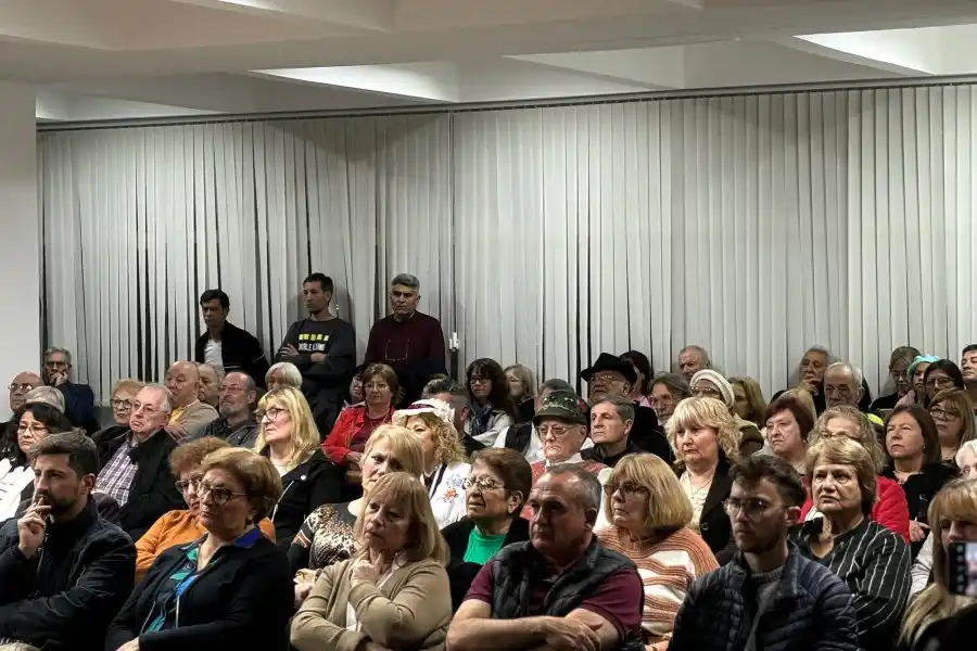 A sala llena, el Concejo Municipal vivió una noche musical inolvidable de la mano de Julián Ratti