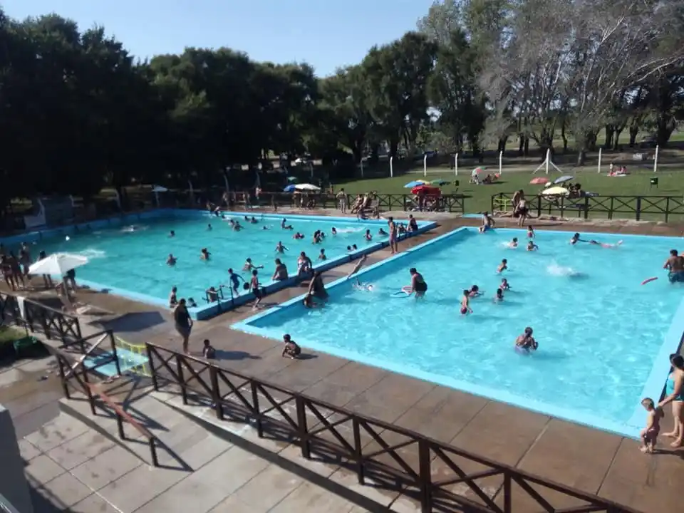Domingo de calor que se vivió en la pileta y la playa