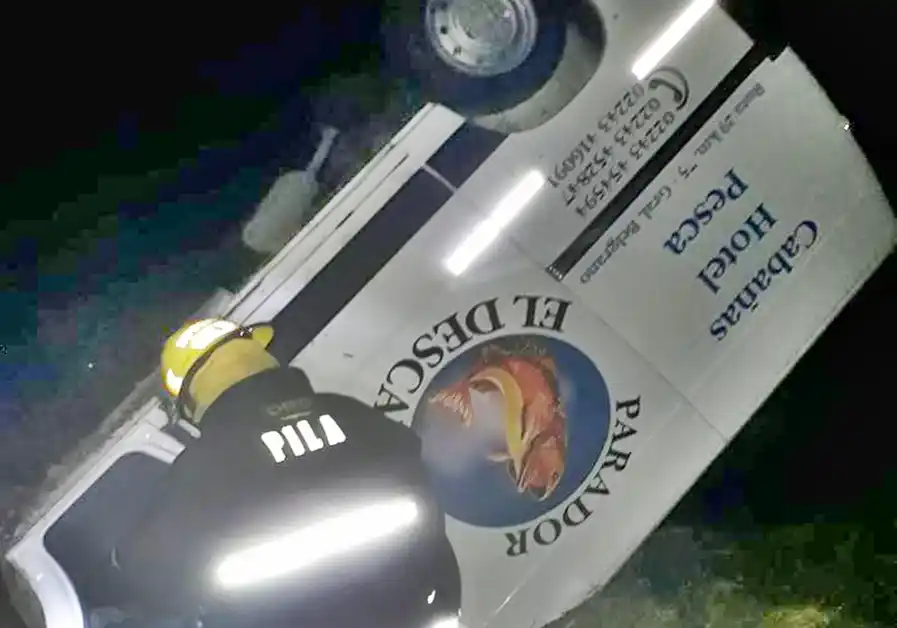 Pila: Rescatan persona con hipotermia que volcó con su camioneta en Ruta 41 