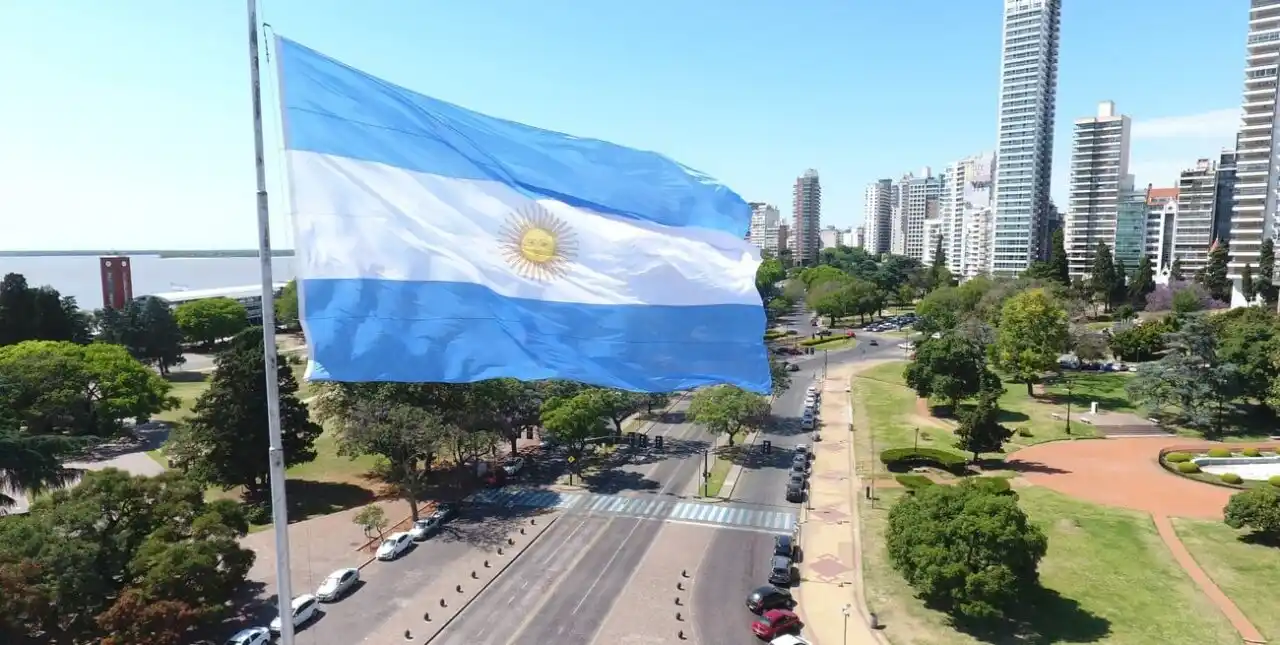 En el Día de la Bandera, Omar Perotti rindió homenaje a Manuel Belgrano en Rosario