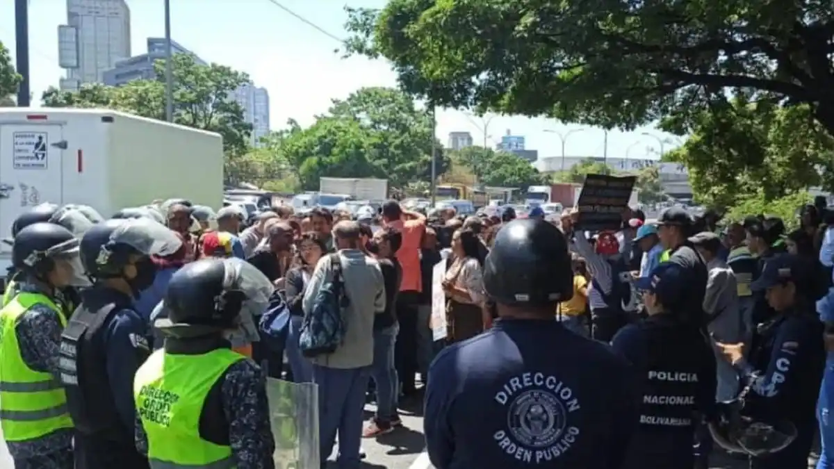 ¡NO DEJARÁN LA CALLE! Trabajadores públicos no se calan anuncios de Maduro, se le rebotaron a la PNB (VIDEOS)