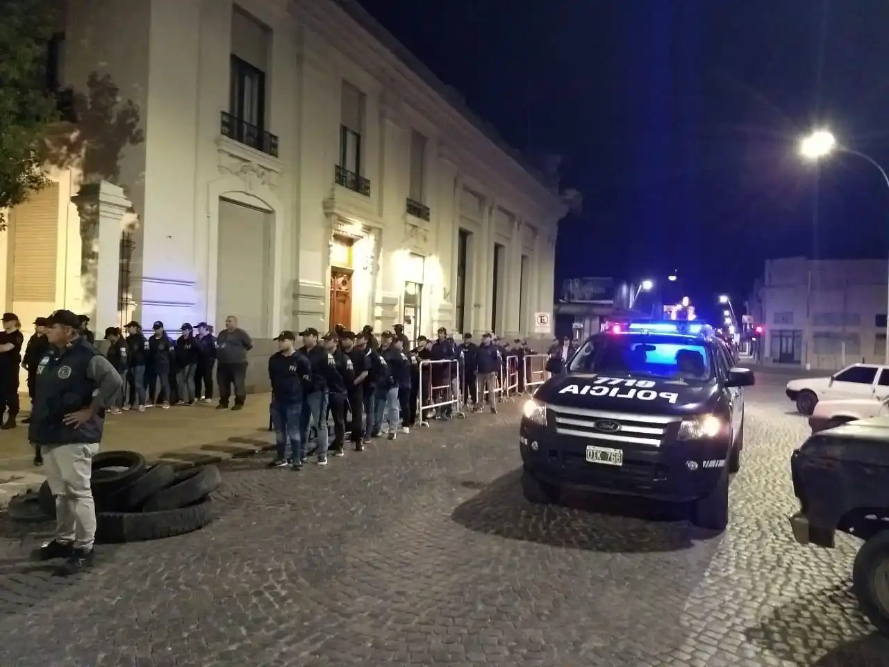 Con amplio despliegue policial, desalojaron la Regional de Anses durante la madrugada