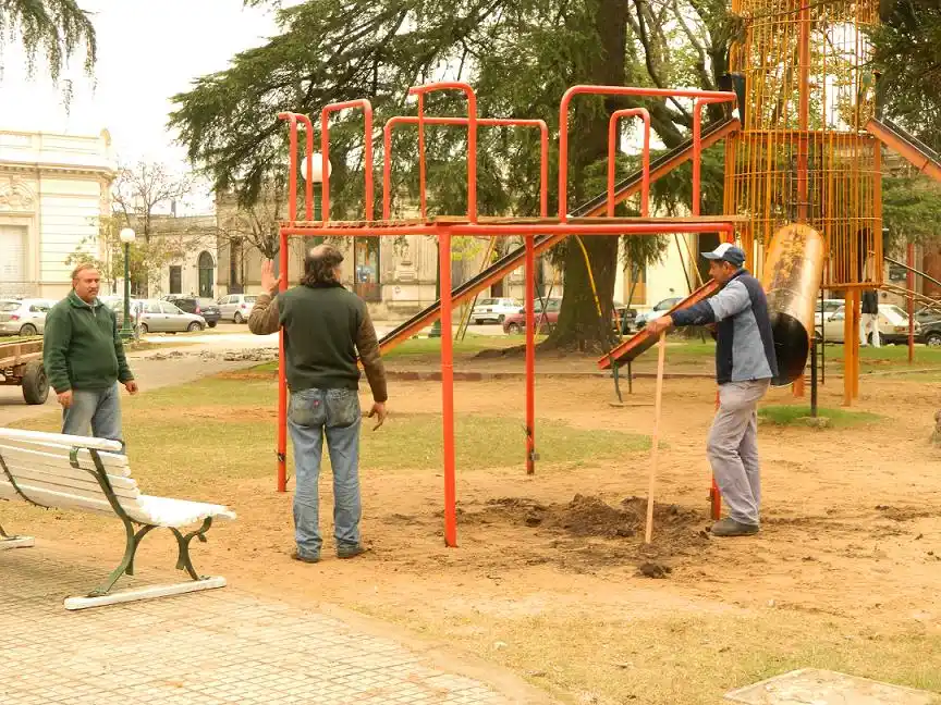 Realizan trabajos de puesta en valor en la Plaza Urquiza