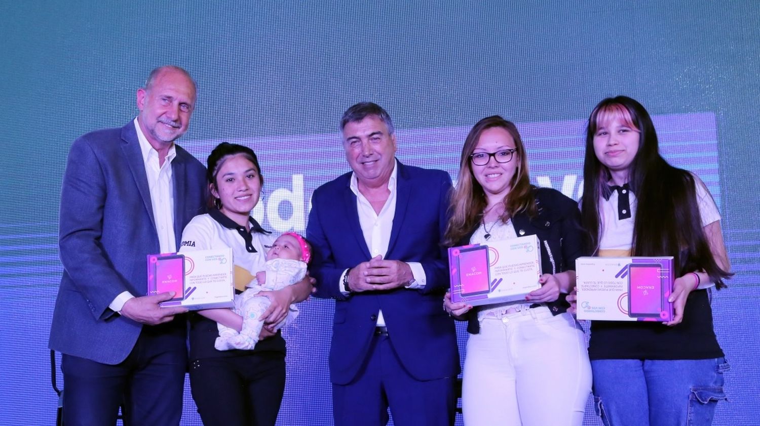 Provincia y Nación comenzaron con la entrega de más de 5.000 tablets en todo el territorio santafesino