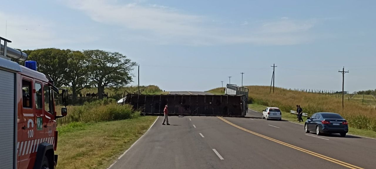 Vuelco de un camión en ruta 11