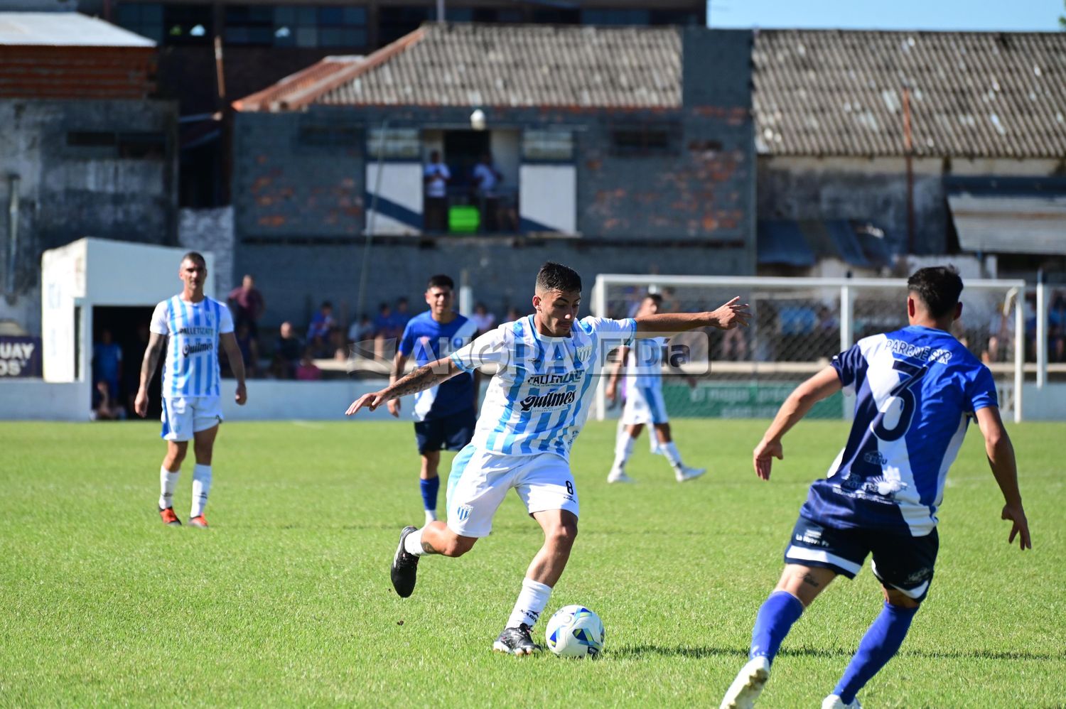 Miguel Sotelo con el dominio de la pelota en mitad de cancha (crédito: MR Fotografía).