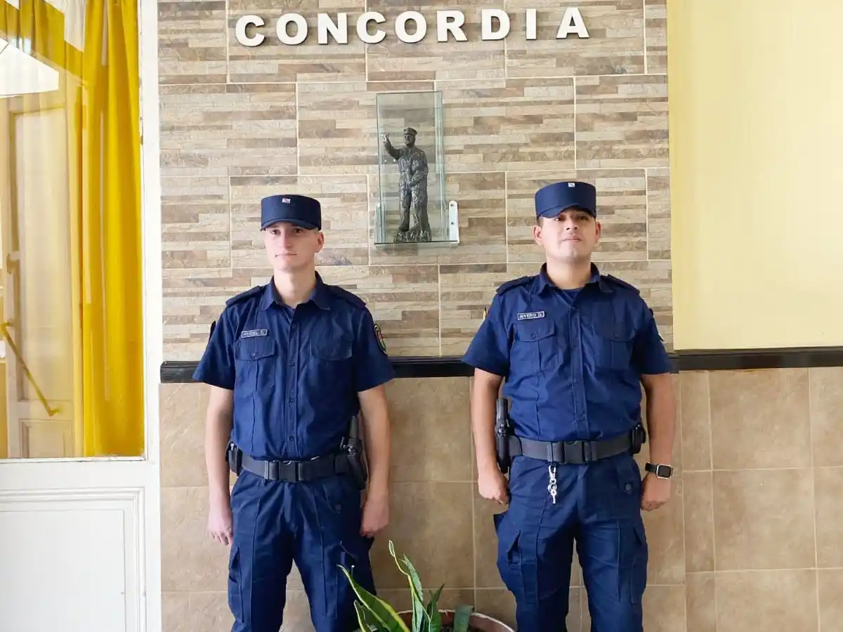 Dos policías devuelven dinero en efectivo encontrados en la vía pública