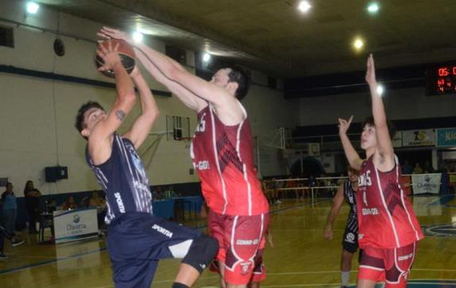 Racing cayó frente a Atenas y quedó eliminado