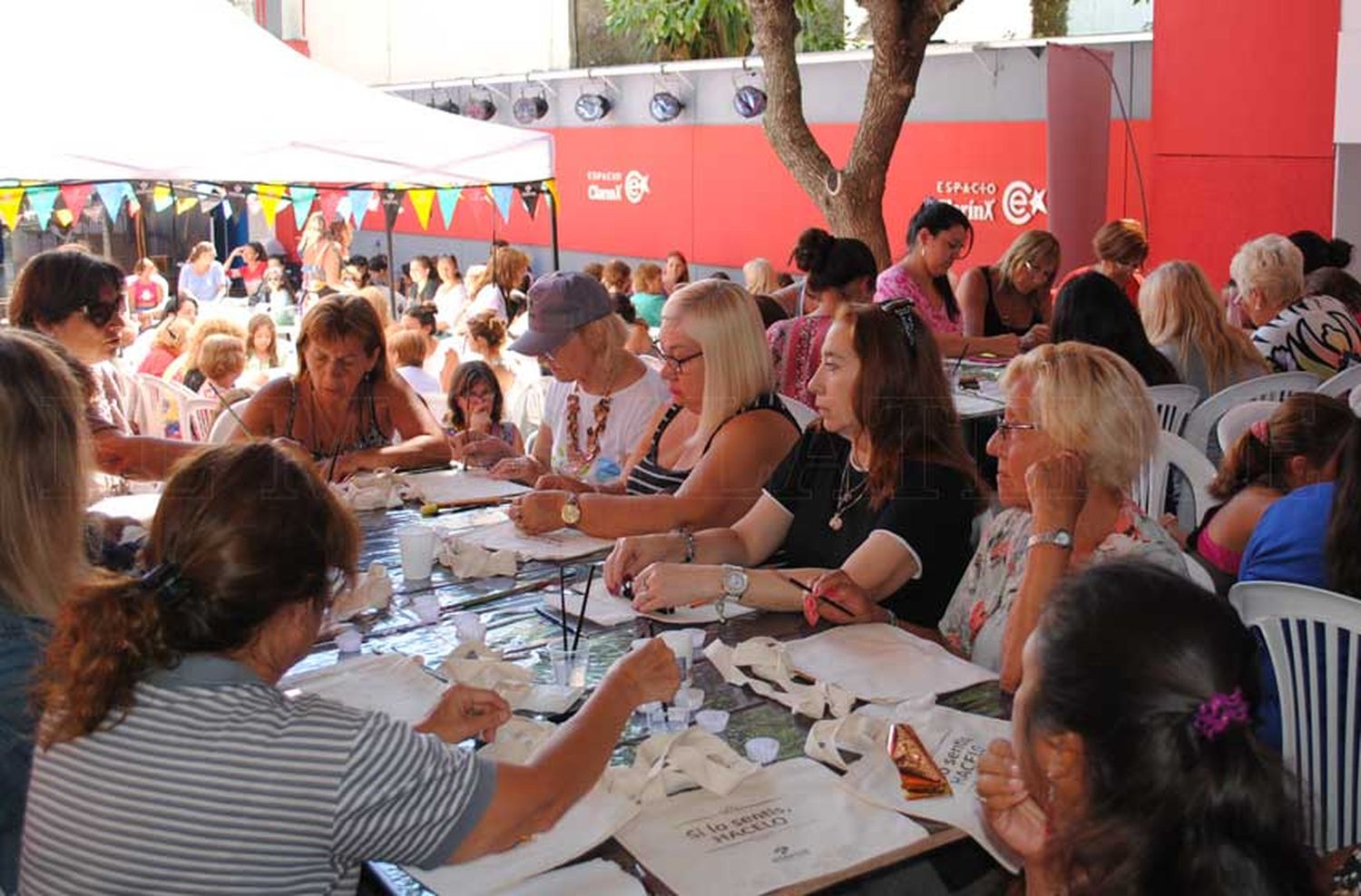 Espacio Clarín: asistencia "récord" en otra clase gratis de pintura