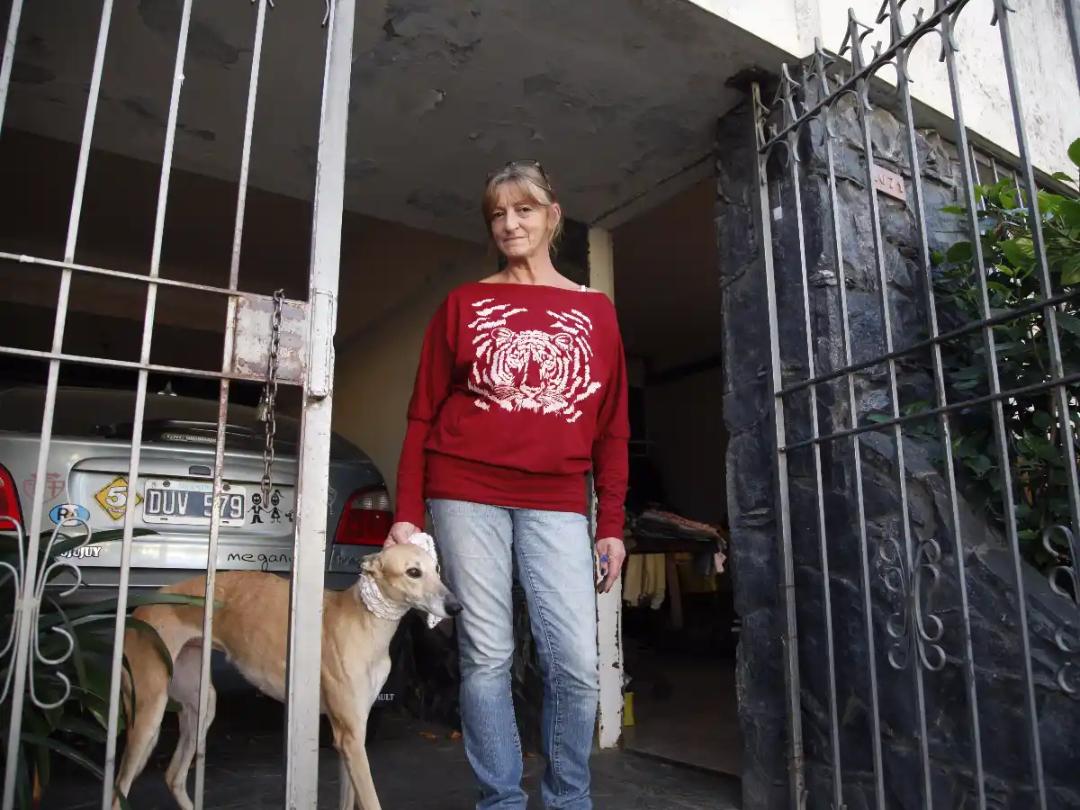 Voluntarias confeccionan buzos para perros de la calle  