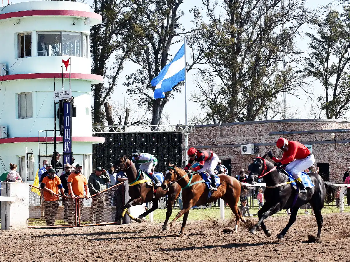 La acción vuelve al hipódromo local