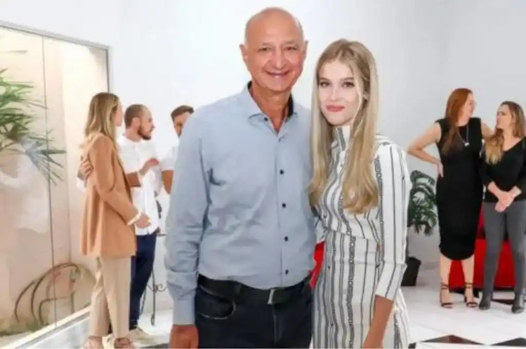 Polémica en Brasil: un alcalde de 65 años se casó con una adolescente de 16, y designó a su suegra como funcionaria