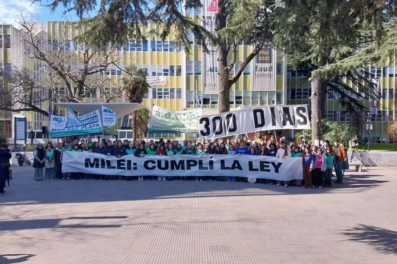 La convocatoria reunió a docentes, personal nodocente y agrupaciones estudiantiles.