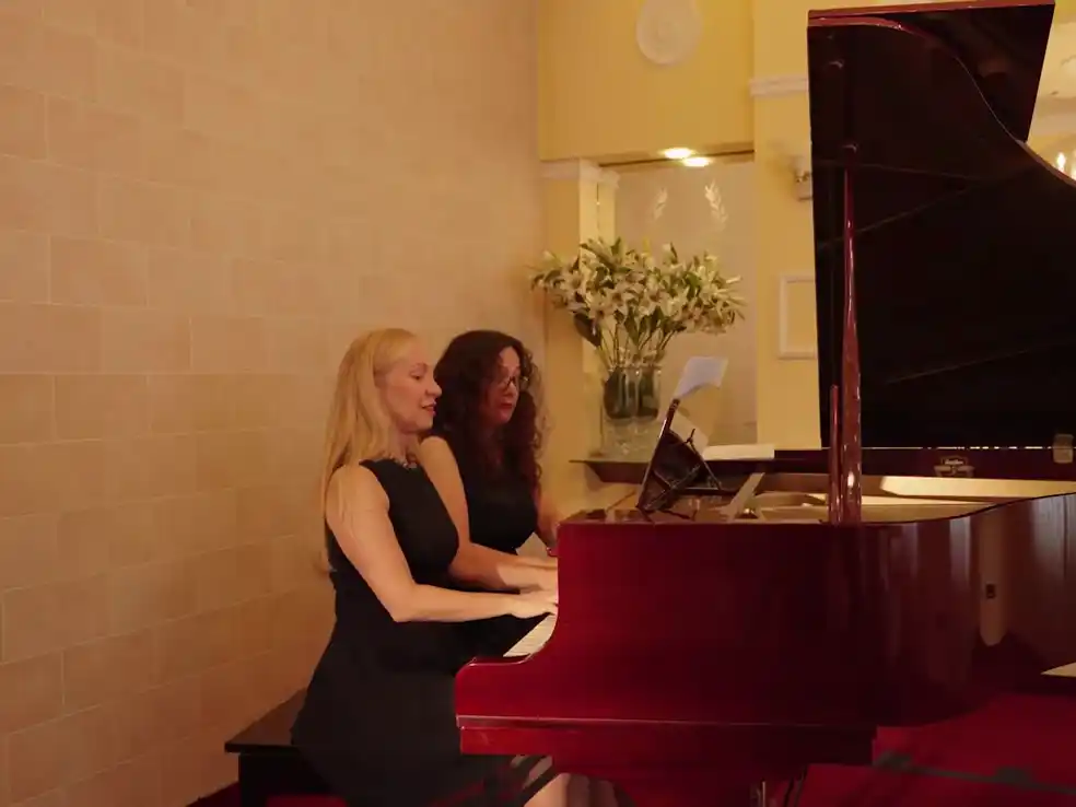 El dúo Dos a Cu4tro lleva la música argentina a los principales escenarios de Europa