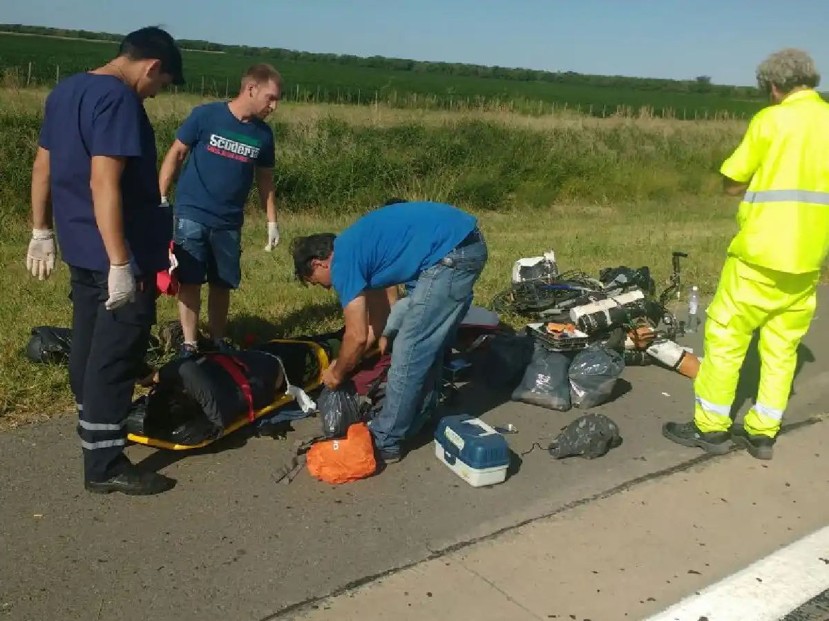 Ciclista brasileño herido al ser chocado por un camión