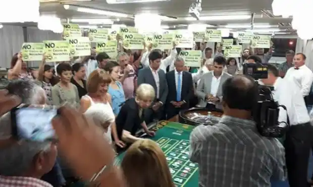 Trabajadores de casinos de Provincia en alerta: Acusan a Vidal por cierre de fuentes laborales