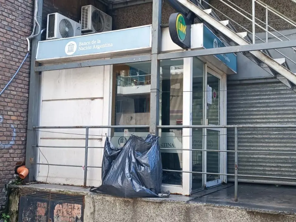 Un hombre en situación de calle fue encontrado sin vida en un cajero automático: Investigan su muerte