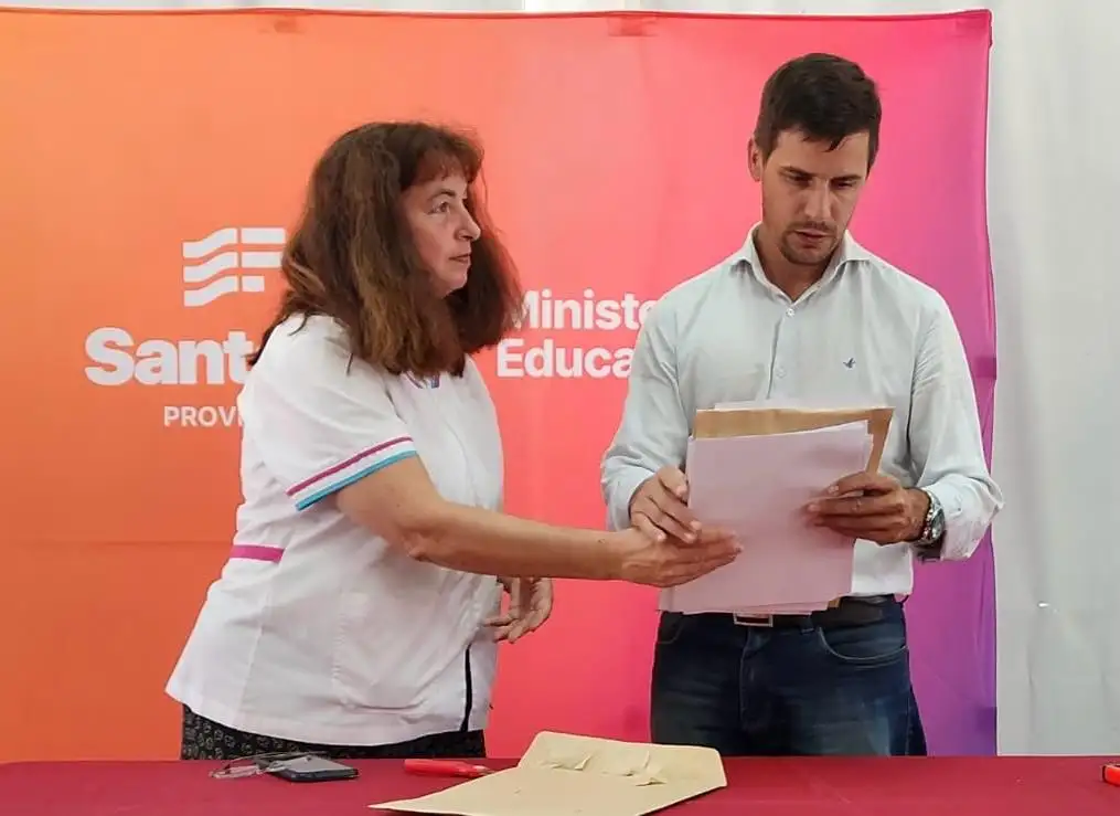 Apertura de sobres para la construcción de 11 aulas en la ciudad