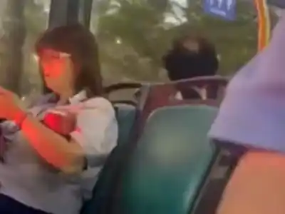 Insólito: una mujer le tiró agua en la cara a otra en un colectivo porque pensó que era Patricia Bullrich