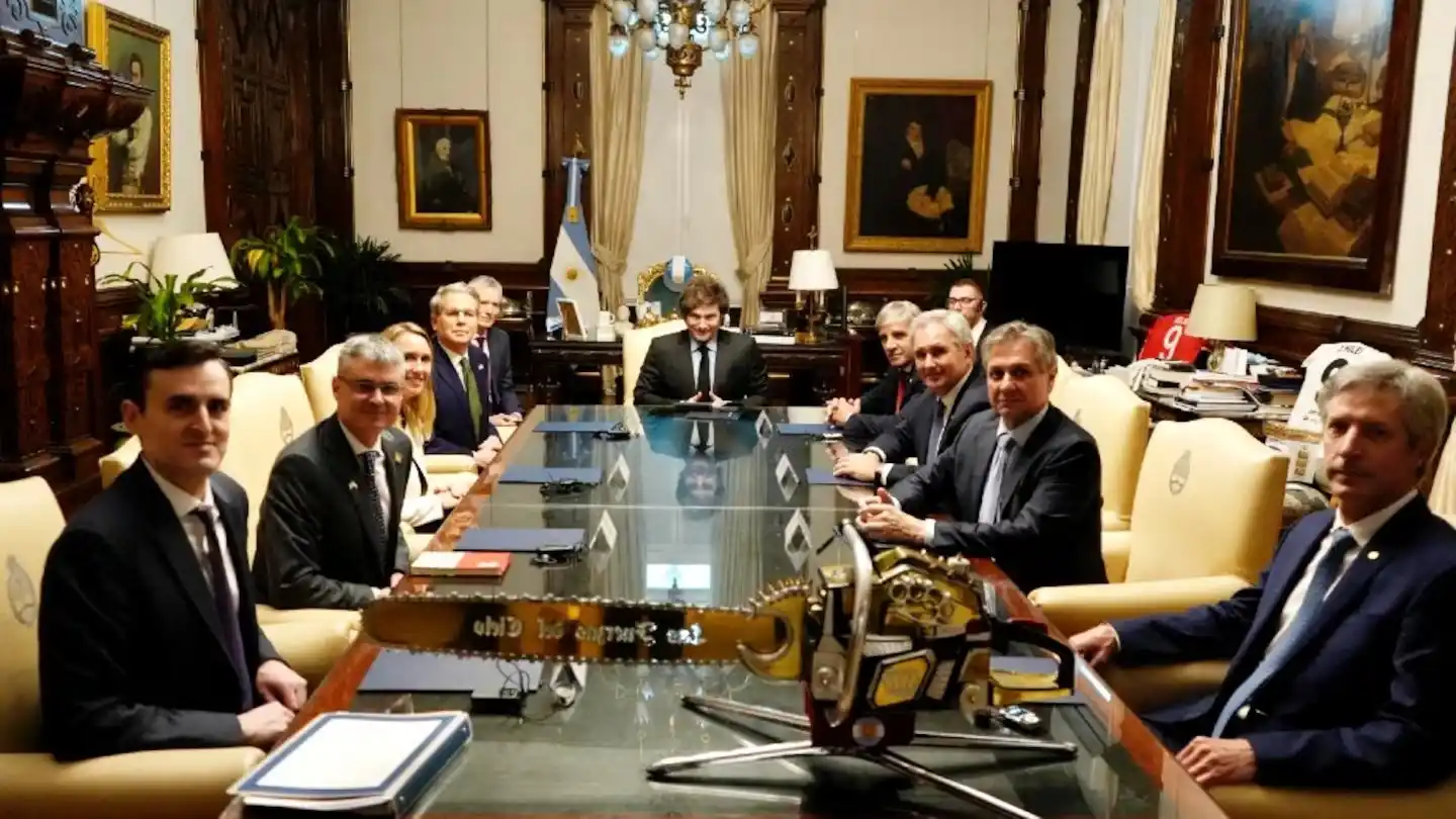 El presidente Javier Milei junto a su equipo económico y el secretario del Tesoro de Estados Unidos, Scott Bessent, en una reunión en Casa Rosada. (Foto: Presidencia)