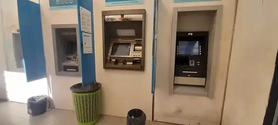 Calor sofocante y largas esperas: una odisea para los jubilados en el Banco Nación