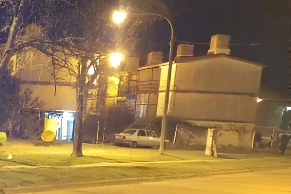 [VIDEO] Horror en el Fonavi: un hombre atacó a machetazos a un adolescente y le destrozó la pierna