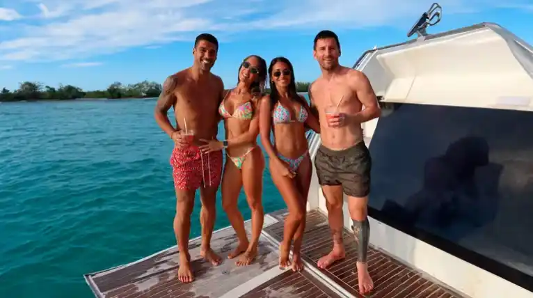 Las fotos íntimas del paseo en yate de Lionel Messi y Antonela Roccuzzo