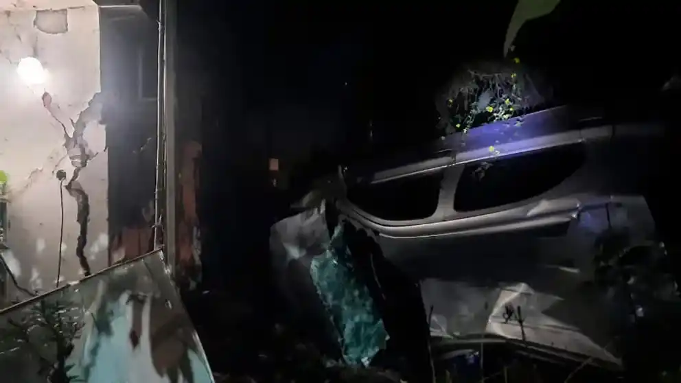 La casa que sufrió el impacto quedó en riesgo de derrumbe. FOTO: Infobae.