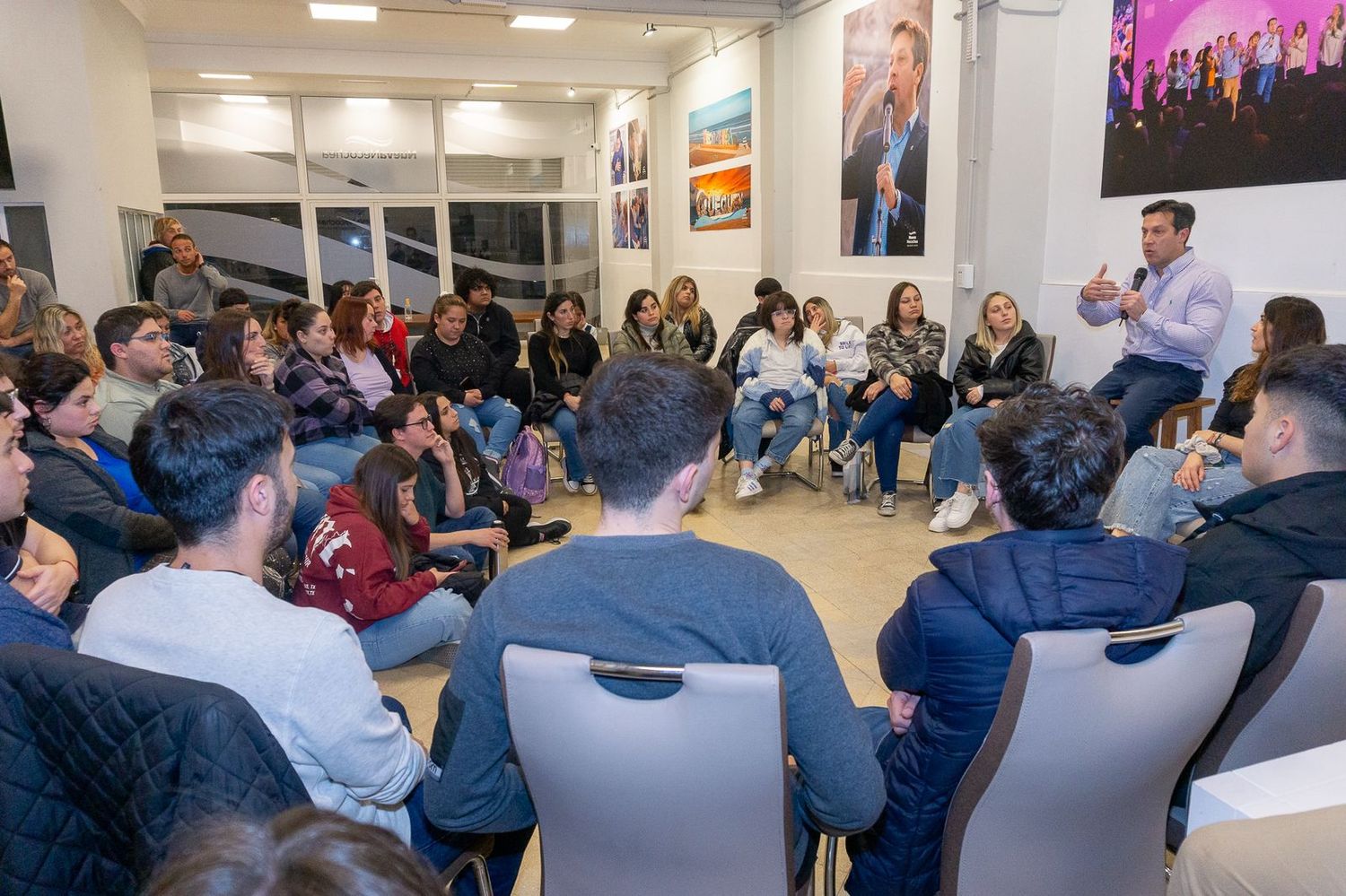 Arturo Rojas abrió la campaña electoral con un encuentro de jóvenes