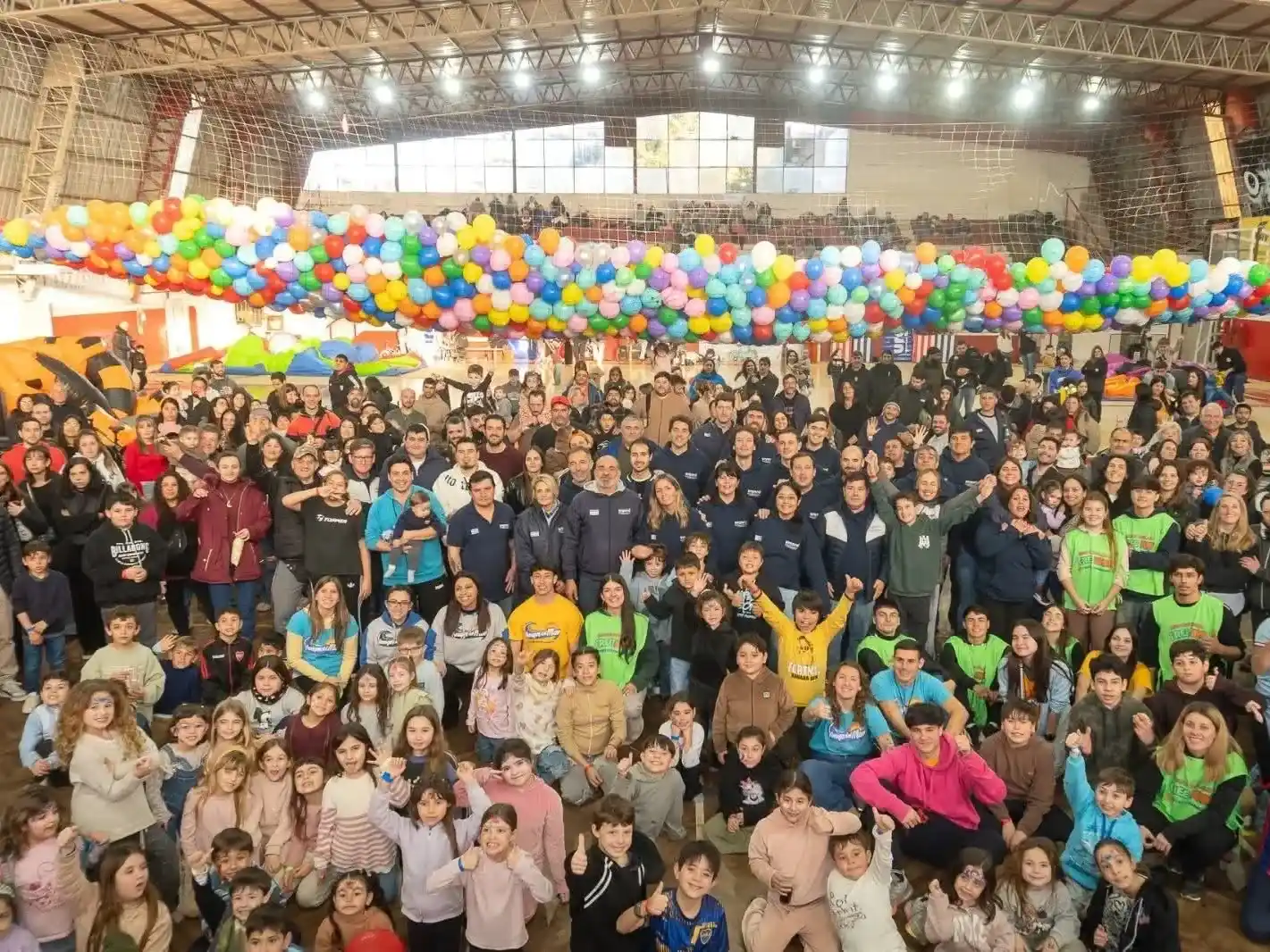 En familia. Una multitud fue la que se dio cita en el Club Huracán para la Fiesta del Día del niño de Urgara