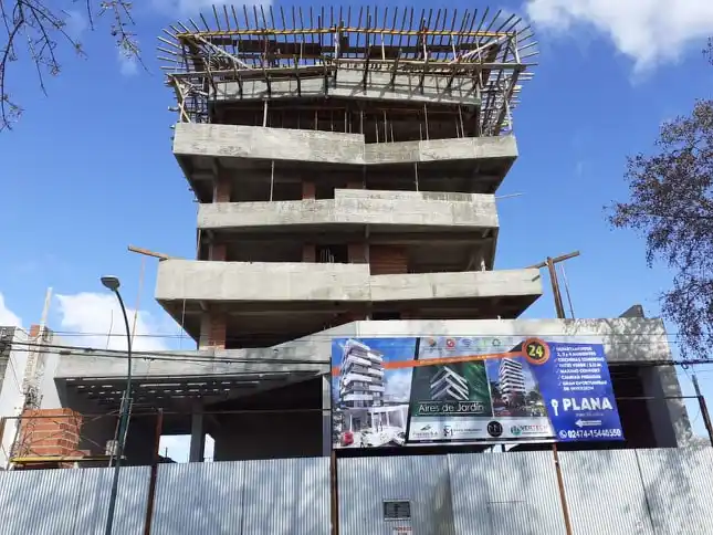 Salto: Obrero murió al caer cerca de 25 metros desde un edificio en construcción