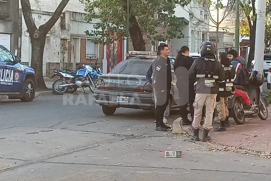 La policía, la Gur y el 107 trabajan en un siniestro vial que ocurrió a pocas cuadras del microcentro